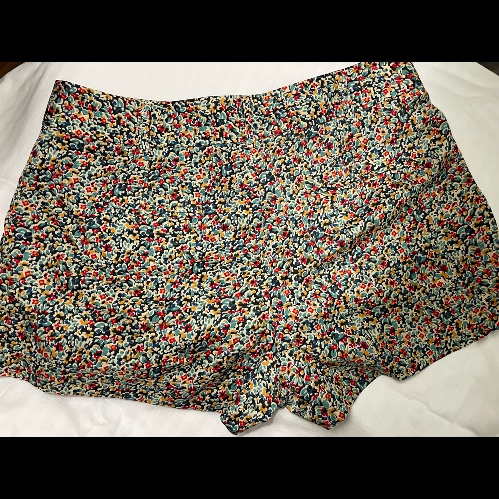 CoreyLynnCalter Floral shorts - Picture 10 of 10